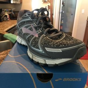 Brooks Adrenaline GTS 17 size 7